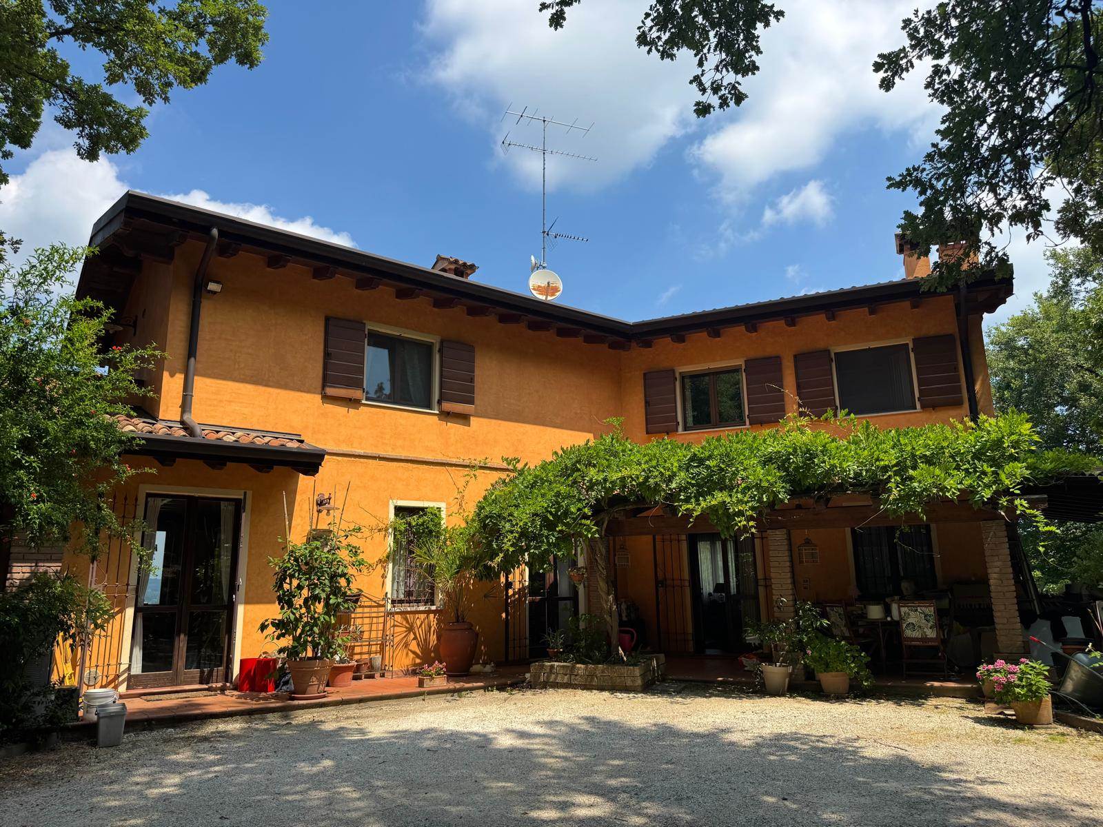 Foto RUSTICO CASALE IN VENDITA A DESENZANO DEL GARDA