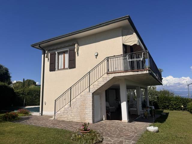 IN VENDITA VILLA SINGOLA CON VISTA LAGO