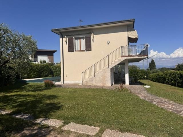 IN VENDITA VILLA SINGOLA CON VISTA LAGO