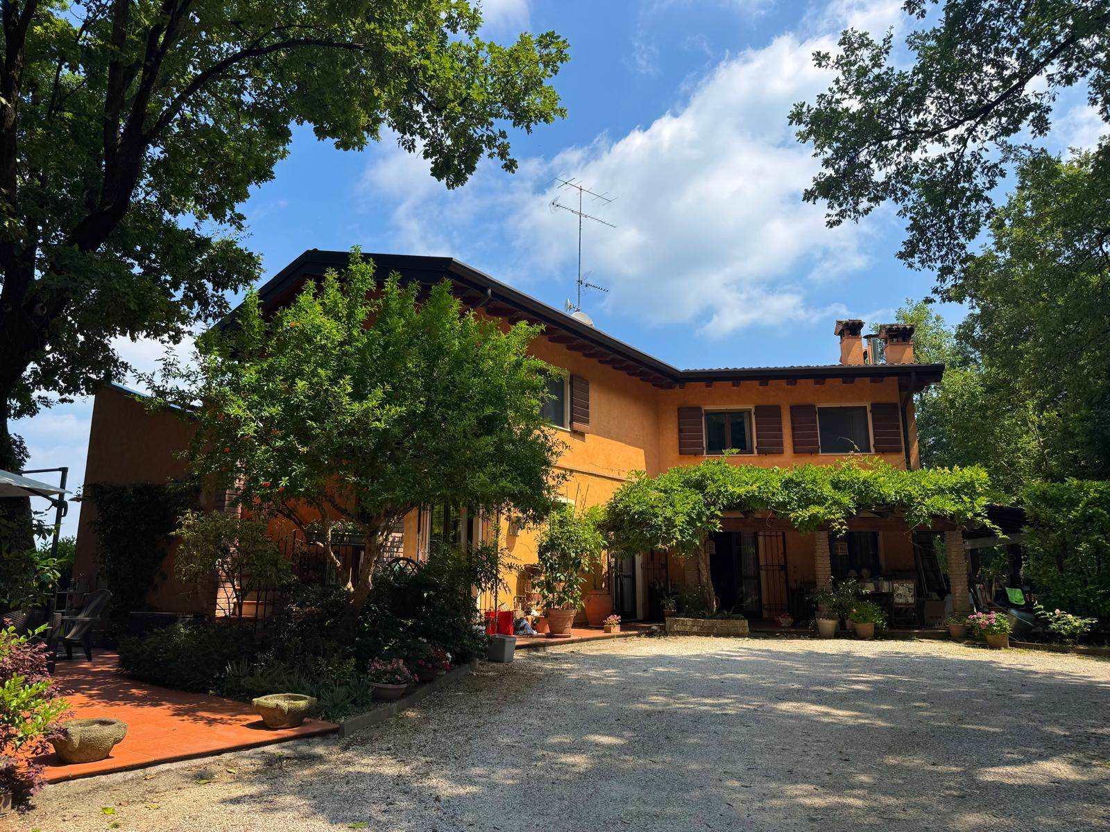 Foto RUSTICO CASALE IN VENDITA A DESENZANO DEL GARDA