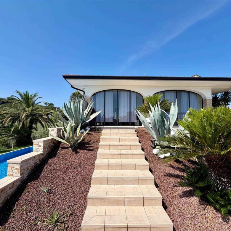 Villa unifamiliare con piscina e vista lago, Soiano Del Lago