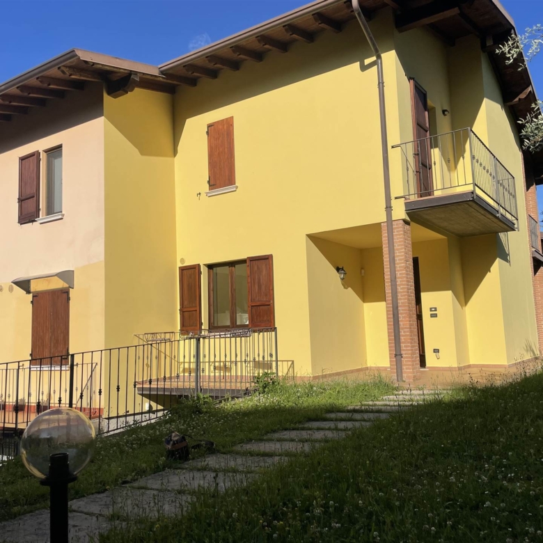 VILLETTA BIFAMILIARE  POLPENAZZE DEL GARDA IMMERSA NEL VERDE