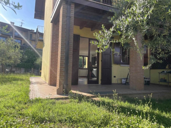 VILLETTA BIFAMILIARE  POLPENAZZE DEL GARDA IMMERSA NEL VERDE