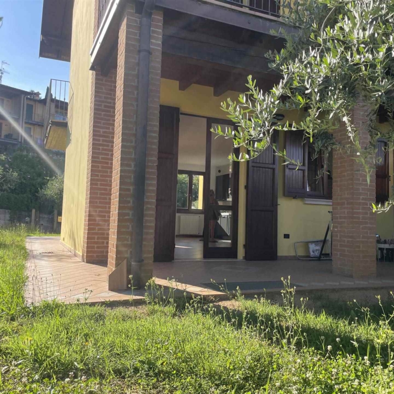 VILLETTA BIFAMILIARE  POLPENAZZE DEL GARDA IMMERSA NEL VERDE