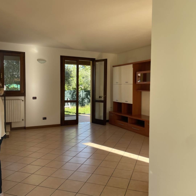 VILLETTA BIFAMILIARE  POLPENAZZE DEL GARDA IMMERSA NEL VERDE