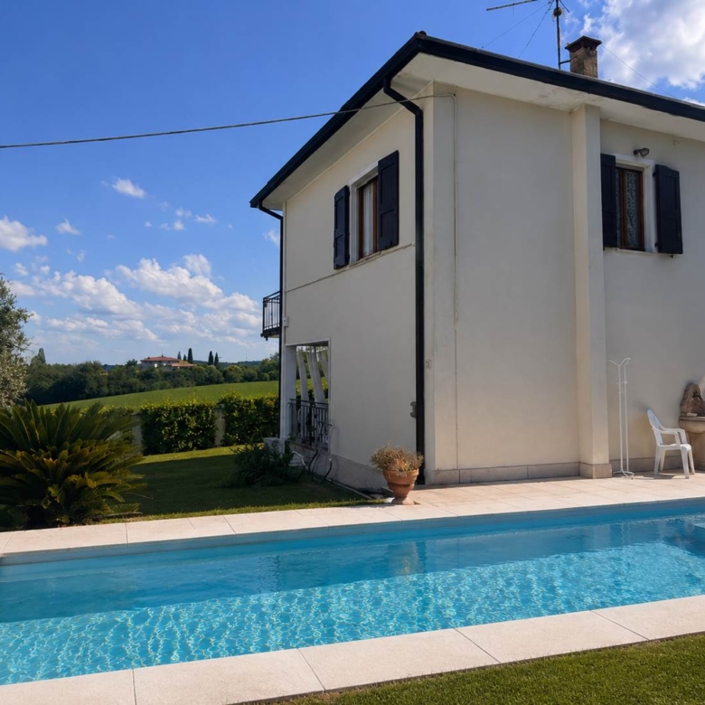 IN VENDITA VILLA SINGOLA CON VISTA LAGO