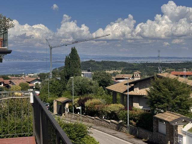 IN VENDITA VILLA SINGOLA CON VISTA LAGO
