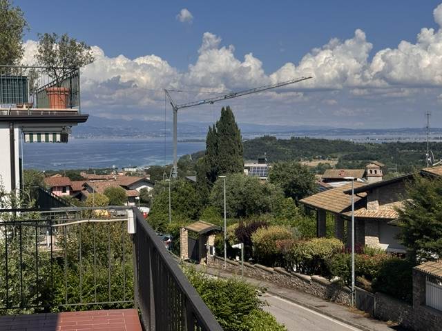 IN VENDITA VILLA SINGOLA CON VISTA LAGO