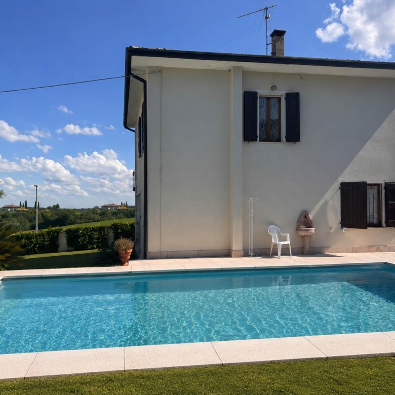 IN VENDITA VILLA SINGOLA CON VISTA LAGO